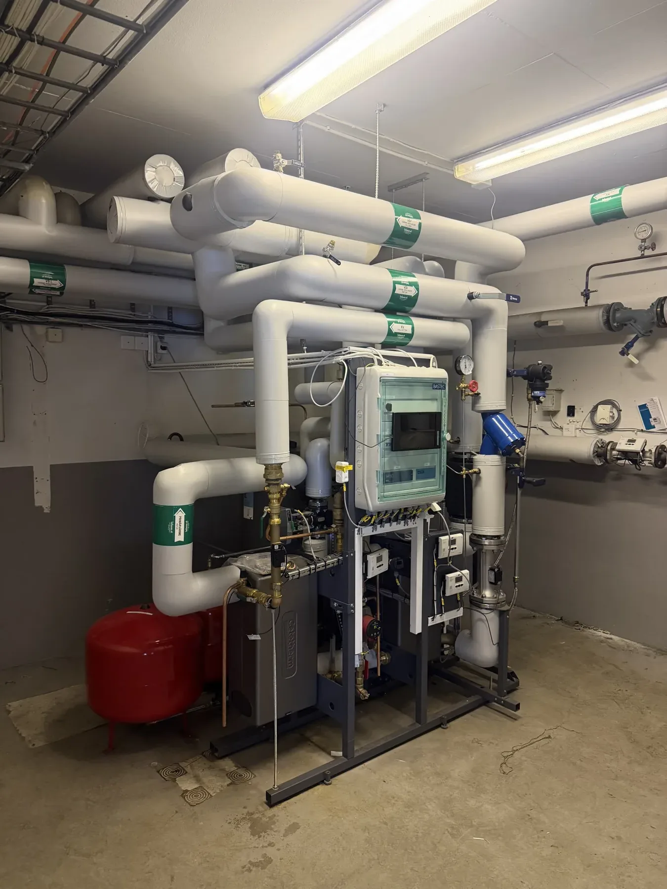 Nymonterad fjärrvärmecentral med rörinstallation i Stockholm – Uusimaa Svets & VVS AB
